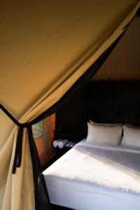 Postel nebo postele na pokoji v ubytování Toteme Glamping and Hot Spring Kintamani
