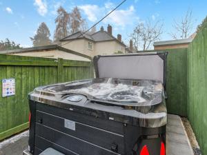 una parrilla de barbacoa al lado de una valla en Brewers Cottage-uk45454, en Montgomery