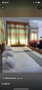 ein Schlafzimmer mit einem großen weißen Bett mit Kissen in der Unterkunft Homestay 484 in Pleiku