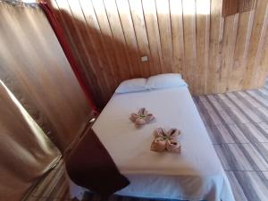 Una cama pequeña en una tienda con arcos. en Cabaña Vistas De La Amistad, en Coto Brus