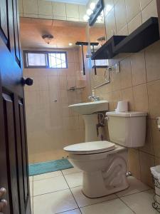 een badkamer met een toilet en een wastafel bij Casa Ili Guanacaste in Cartagena