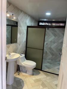 een badkamer met een toilet en een wastafel bij Casa Ili Guanacaste in Cartagena