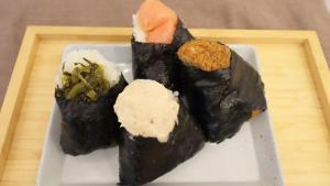 un piatto bianco con sushi su un tavolo di Toyoko Inn Tokyo Keihin Tohoku sen Oji eki Kita guchi a Tokyo