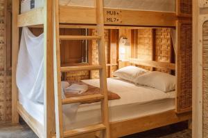 Ein Bett oder Betten in einem Zimmer der Unterkunft Society House Luxury Hostel