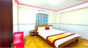 een kleine slaapkamer met een bed en een raam bij Hoàng Xuân 797 Hà Huy Giáp in Ho Chi Minh-stad