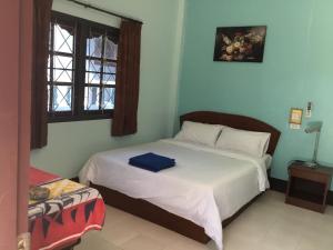 een slaapkamer met een bed en een raam bij Fantasy Hill Bungalow in Kata Beach