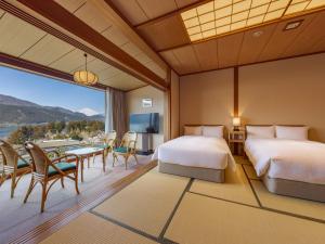 two beds in a room with a view at Ryuguden in Hakone