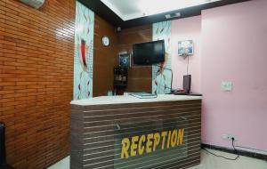 TV a/nebo společenská místnost v ubytování Super Hotel O J P Inn Near Patel Nagar Metro Station
