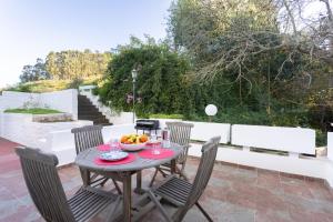 un tavolo con sedie e un cesto di frutta su un patio di Lightbooking Casa de campo Ortigal Tenerife a La Caridad