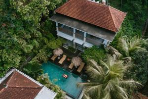 z góry widok na dom z basenem w obiekcie The Umari w mieście Ubud