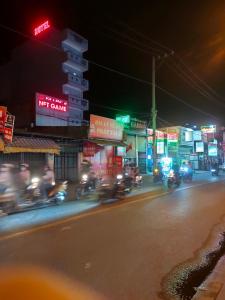 een groep motorfietsen die 's nachts door een straat rijden bij Hoàng Xuân 797 Hà Huy Giáp in Ho Chi Minh-stad