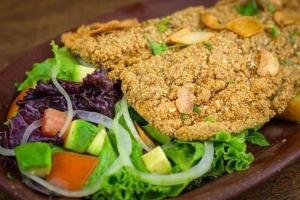 ein Teller mit Essen, bestehend aus einem Sandwich und Gemüse in der Unterkunft Fundo Alma Andina in Jauja + 15 Fotos