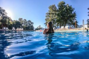 uma mulher numa piscina de água azul em CABAÑA EN SAN MARTIN DE LOS ANDES- paihuen em San Martín de los Andes
