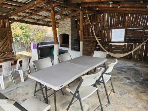 Laguna de Sánchez的住宿－LA CASA DE JOSÉ Excelente en Laguna de Sanchez，谷仓里的白色桌子和椅子