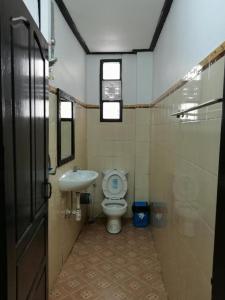 ein Bad mit einem WC und einem Waschbecken in der Unterkunft PHAI GUESTHOUSE in Luang Prabang