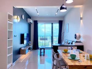 大山腳的住宿－JOVIAL Modern Cozy Suite `Metropol BM BandarPerda，厨房以及带桌椅的用餐室。