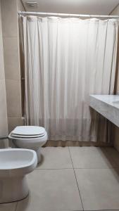 uma casa de banho com um WC e uma cortina de chuveiro em Cozy apartment in Palermo II em Buenos Aires