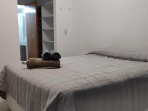 uma cama com um saco em cima em Cozy apartment in Palermo II em Buenos Aires