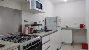 uma cozinha com um fogão e um frigorífico em Cozy apartment in Palermo II em Buenos Aires