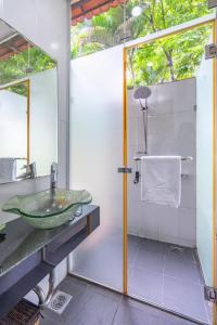 uma casa de banho com um lavatório e um chuveiro em Mekong Long Thanh Resort & Reststop em Ấp Thanh Nguyên