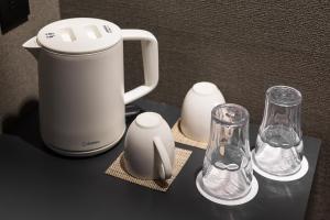 a counter with a blender and two glass vases at Sai Hotel in Shizuoka