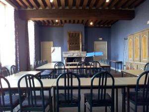 un groupe de tables et de chaises dans une pièce dans l'établissement Jackotel, à Orléans