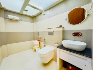 uma pequena casa de banho com WC e lavatório em Hotel Green near DRC paid parking em Darjeeling