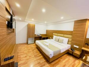 1 dormitorio con 1 cama grande y TV en Hotel Green near DRC paid parking en Darjeeling