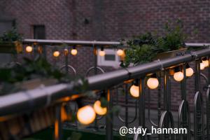 una cadena de luces en una valla con un edificio en Stay Hannam Foreigner only en Seúl