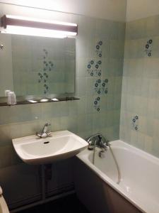 La salle de bains est pourvue d'un lavabo et d'une baignoire. dans l'établissement Jackotel, à Orléans