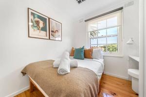 A bed or beds in a room at Sage by the Sea - WiFi, BBQ, Beach, Art