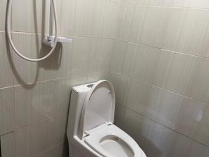 een badkamer met een wit toilet en een douche bij Saint Joseph Inn in Sagada