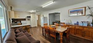 eine Küche und ein Esszimmer mit einem Tisch und Stühlen in der Unterkunft Patrick Crescent 18 - Kalbarri WA in Kalbarri