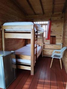 sypialnia z 2 łóżkami piętrowymi w kabinie w obiekcie Cabaña Bella Vista w mieście Pereira