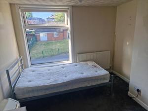 Katil atau katil-katil dalam bilik di Cozy Bedroom in Spacious House Manchester