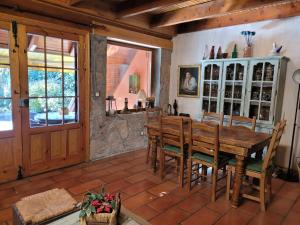 - une salle à manger avec une table et des chaises en bois dans l'établissement La Casa Bonita Cercedilla, à Cercedilla