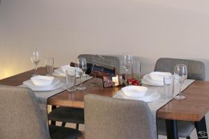 Restoran või mõni muu söögikoht majutusasutuses Antonovi Apartments Deluxe