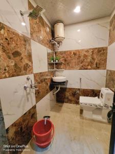 uma casa de banho com um WC e um lavatório em SHREE NAKODA HOME STAY em Ujaim