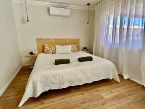 Cama o camas de una habitación en The Wildflower- Luxury Home Stay