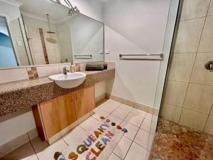 Ein Badezimmer in der Unterkunft The Wildflower- Luxury Home Stay