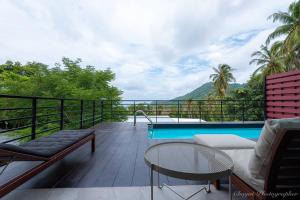einen Balkon mit Poolblick in der Unterkunft Matina Mountain Resort in Ko Tao + 43 Fotos