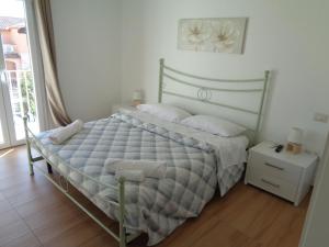 a bedroom with a bed with a green frame at Casa Bijou in Pula