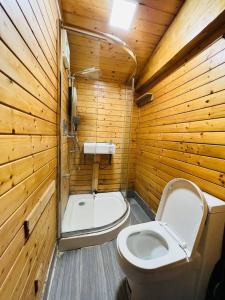 にあるChomka Thnong Resortの木製バスルーム(トイレ、バスタブ付)