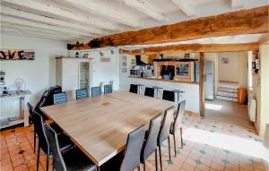 - une salle à manger avec une table et des chaises en bois dans l'établissement Awesome Home In Argenton Leglise With Private Swimming Pool, Can Be Inside Or Outside, à Argenton lʼÉglise