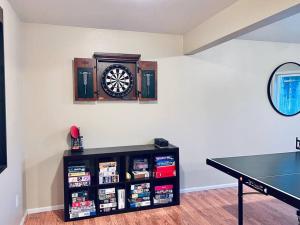 Habitación con mesa de ping pong y reloj en Baby Bella- w/ concierge laundry service en Corvallis