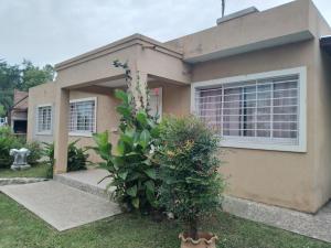 Los aromitos في لا بولسا: منزل أمامه زرع