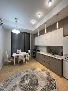 cocina con mesa y sillas y comedor en Шахристон, Телевышка en Tashkent