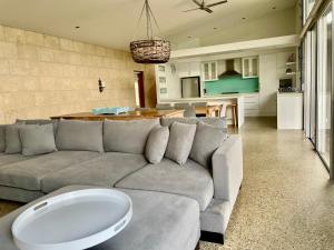 sala de estar con sofá y cocina en Margaret River Beach Houses, en Gnarabup