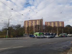 une rue vide avec des voitures garées devant un bâtiment dans l'établissement Olivia`s Studio - apartment Iasi, à Iaşi