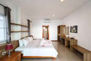 Horizon Beach Resort Koh Jum في كو جوم: غرفة نوم بها سرير مع دميتين عليها